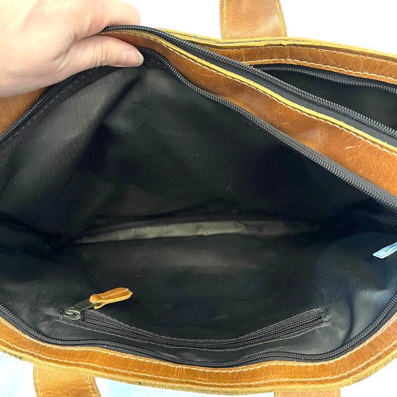 Canyon Outback Distressed Brown Leather Messenger Bag - Picture 8 of 12